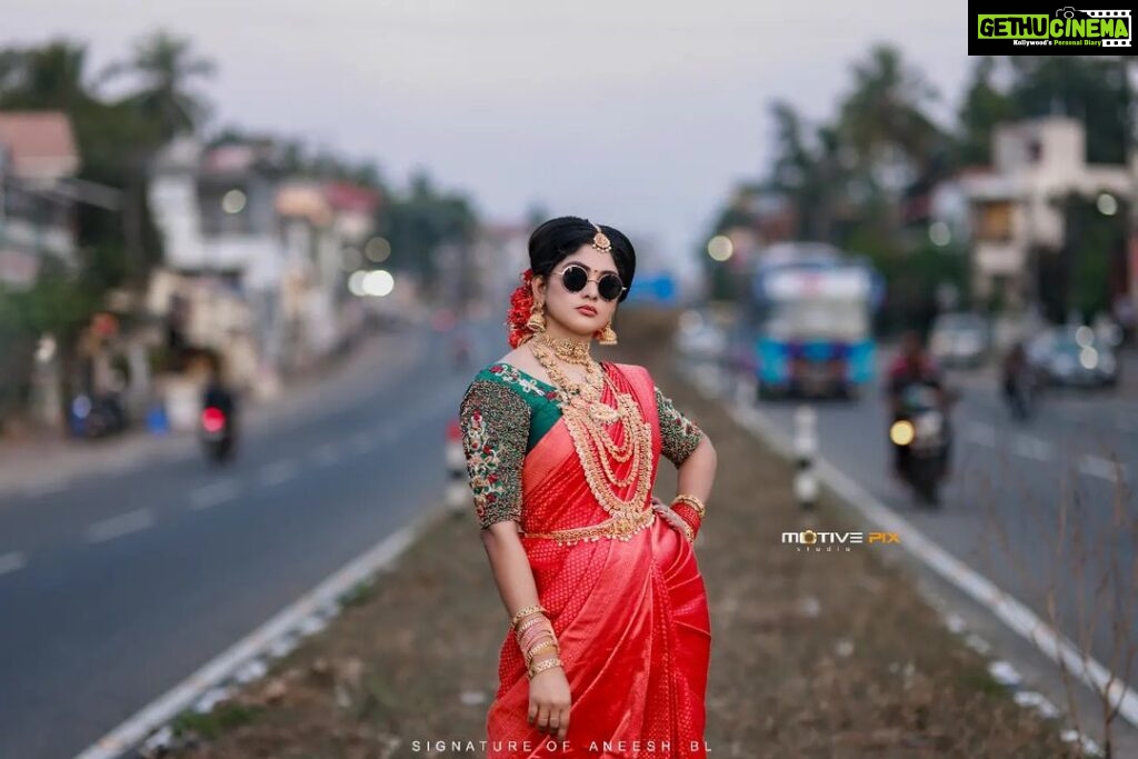 Vindhuja Vikraman Instagram - "Shining bright like a bride." Pic @aneesh_motive_pix Saree @ahamboutique Blouse @blackgold_designingstudio Jewelry @menorah_jewellers Nails @dartistry.in Trivandrum, India