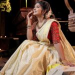 Vindhuja Vikraman Instagram - Onam 🌸 Pic @travancoreads @jithuthampifm Mua @brides_of_deepthi Costume @minnaram_designer_boutique Jewellery @ameliya_rental_jewellery Flower @blackgold_designingstudio Nails @dartistry.in Kerala