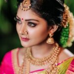 Vindhuja Vikraman Instagram - Bridal series💚 Pic @budgetweddingstrv Mua @bridesofdeepthi Saree @isabellabypriyakamath Blouse @navamimypassionyourfashion Jewelery @parakkat_jewels Flower Design @renjinidas.r Location @idealayurvedicresort