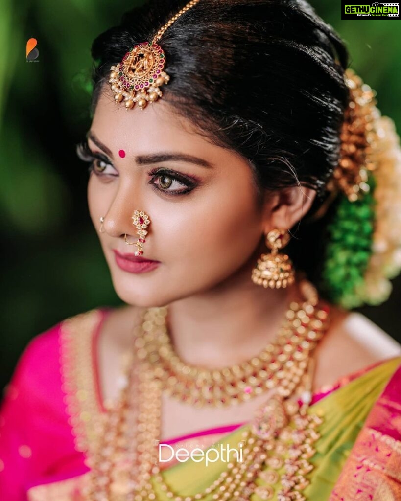 Vindhuja Vikraman Instagram - Bridal series💚 Pic @budgetweddingstrv Mua @bridesofdeepthi Saree @isabellabypriyakamath Blouse @navamimypassionyourfashion Jewelery @parakkat_jewels Flower Design @renjinidas.r Location @idealayurvedicresort