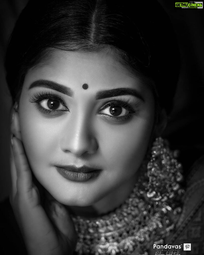 Vindhuja Vikraman Instagram - I need to be alone. I need to ponder my shame and my despair in seclusion; I need the sunshine and the paving stones of the streets without companions, without conversation, face to face with myself, with only the music of my heart for company.....!! Pic @blacklenzio Mua @_bloom_bridal_studio_ Saree @ahamboutique Jewelry @planetjewel
