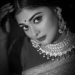 Vindhuja Vikraman Instagram - Stay positive..!! Better days r on their way ❤️ Pic @blacklenzio Mua @_bloom_bridal_studio_ Jewelry @planetjewel Saree @ahamboutique Location @avoki_resorts AVOKI Resorts