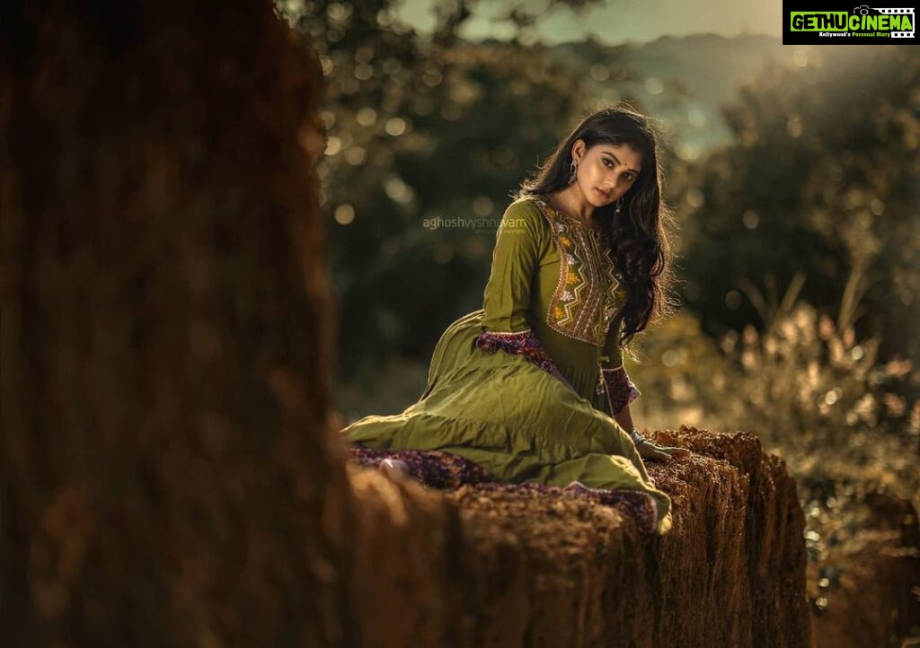 Vindhuja Vikraman Instagram - "In early June the world of leaf and blade and flowers explode, and every sunset is different" Pic @aghoshvyshnavamofficial 📸