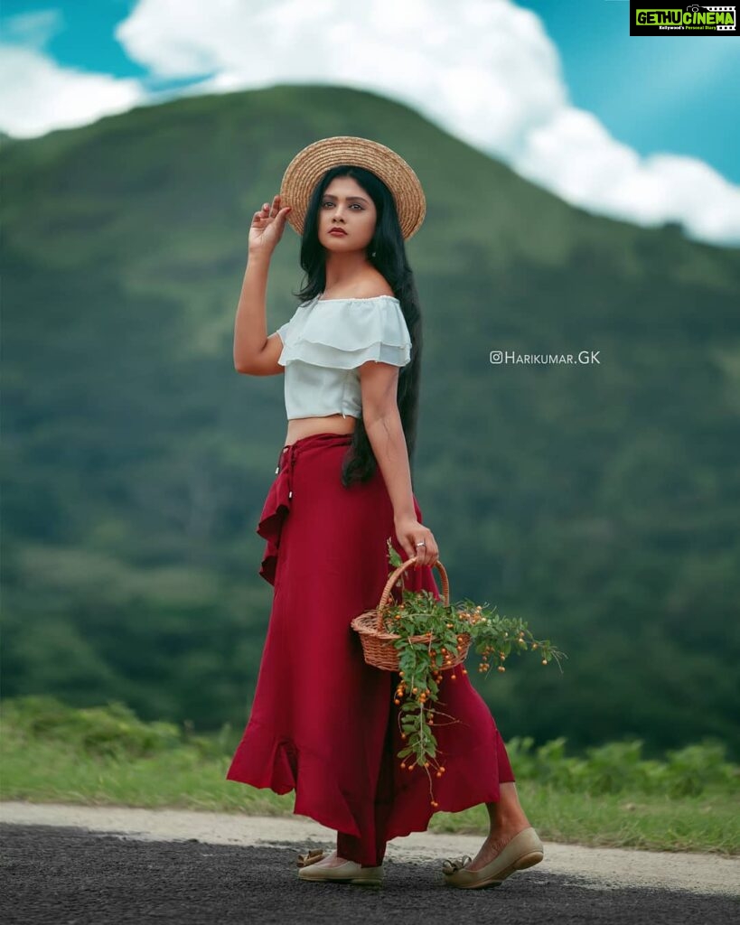 Vindhuja Vikraman Instagram - Nature 💚 pic @harikumar.gk Costume @myntra Ponmudi Hill Top