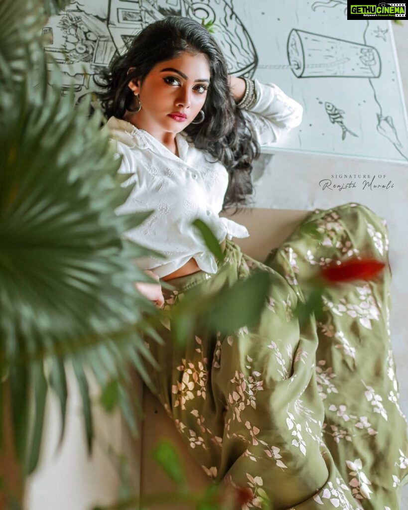 Vindhuja Vikraman Instagram - Of all the roads she traveled the journey back to herself was the most magnificent💚 @_renjithmurali_ 📸 @3days_designs 👗 Thiruvananthapuram, Kerala, India