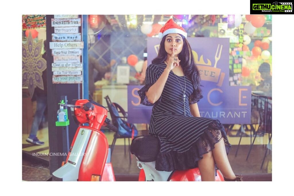 Vindhuja Vikraman Instagram - Merry Christmas 🎄🎄🎄🎄 @dileepdk_photography 📸 @indiancinemagallery_official Barbecue SPACE Restaurant Palayam