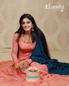Vindhuja Vikraman Instagram - This love is never ending ❤️
Cake - @cake_oh_berry_tvm 
Costume - @evanshi_designs 
Hair - @ladysoultvm
Nails - @_____nailart_swagger______
Photo -@anand_kovalam 
#52klove#instafam#neverendinglove#loceforcakes#celebrationmood#designerwears
