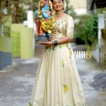 Vindhuja Vikraman Instagram – “എന്നുണ്ണി കണ്ണാ പൊന്നുണ്ണി കണ്ണാ നീയെന്തേ വന്നില്ല”

Pic @anand_kovalam 
Mua @brides_of_vishu 
Outfit @fab.d.studio Trivandrum, India