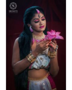 Vindhuja Vikraman Instagram - Navadurga concept photoshoot

Day 8: Mahagauri

Mahagauri means extremely white, refers to her luminous beauty which radiates from her body. Hindus belive that by paying homage to Mahagauri all the past, present and future sins will be washed away, imparting a deep sense of inner peace. 

Model: @vindhujavikraman_official

Concept, styling, makeover : @geethusrishti, @srishtimakeoverhub

Photo : @umeshsrishti