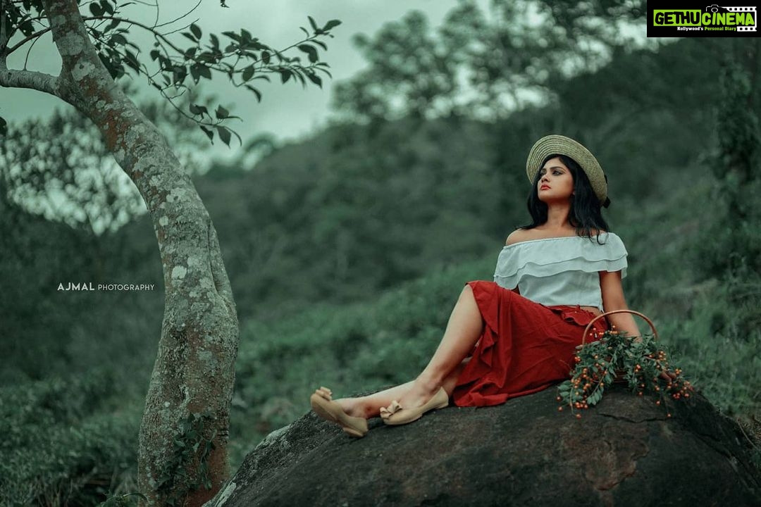 Vindhuja Vikraman Instagram - . “POMONA” Series Pomona was the goddess of fruit trees, gardens, and orchards. Unlike many other Roman goddesses and gods, she does not have a Greek counterpart, though she is commonly associated with Demeter. She watches over and protects fruit trees and cares for their cultivation. ━━━━━━━━━━━━━━━━━━━━━━━ ᴄʀᴇᴅɪᴛs: Camera: @ajmalrnoushad Retouch: @praveenatl.retoucher Concept : @harikumar.gk Model: @vindhuja_vikraman Costumes: @myntra Designed by: @shopsassafrasbg Costume selection: @geethu_harikumar Concept Name: @_zastra Ponmudi Hills ,kerala