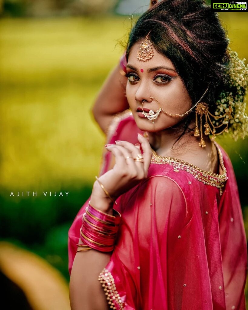 Vindhuja Vikraman Instagram - Onam Fusion 🌸 Pic @ajith_vijay3 📸 Concept :-@hyacinth_beauty_spa @hanu_anu Mua :-@hyacinth_beauty_spa💄 Costume and Jewellery:- @hyacinth_beauty_spa 👗 Kerala
