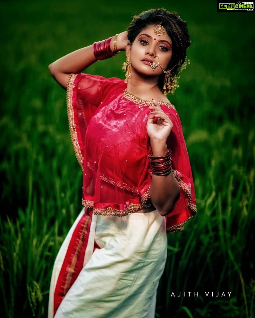 Vindhuja Vikraman Instagram - Onam Fusion 🌸 Pic @ajith_vijay3 📸 Concept :-@hyacinth_beauty_spa @hanu_anu Mua :-@hyacinth_beauty_spa💄 Costume and Jewellery:- @hyacinth_beauty_spa 👗 Trivandrum, India