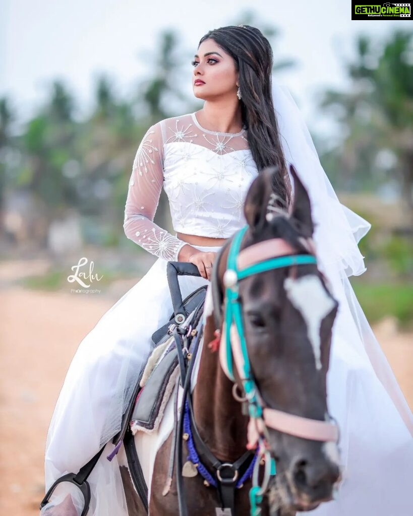 Vindhuja Vikraman Instagram - And you ask "What if I fall?" Ohh...but my darling, What if I Fly?? 🐎🐎🐎 Pic @_lalu_photography_ 📷 Mua @greenlife_divyarun 💄 Costume @nova_fashion_boutique_by_brind 👗 veli beach-trivandrum,kerala