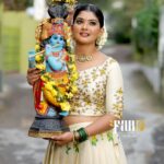 Vindhuja Vikraman Instagram - "എന്നുണ്ണി കണ്ണാ പൊന്നുണ്ണി കണ്ണാ നീയെന്തേ വന്നില്ല" Pic @anand_kovalam Mua @brides_of_vishu Outfit @fab.d.studio Trivandrum, India