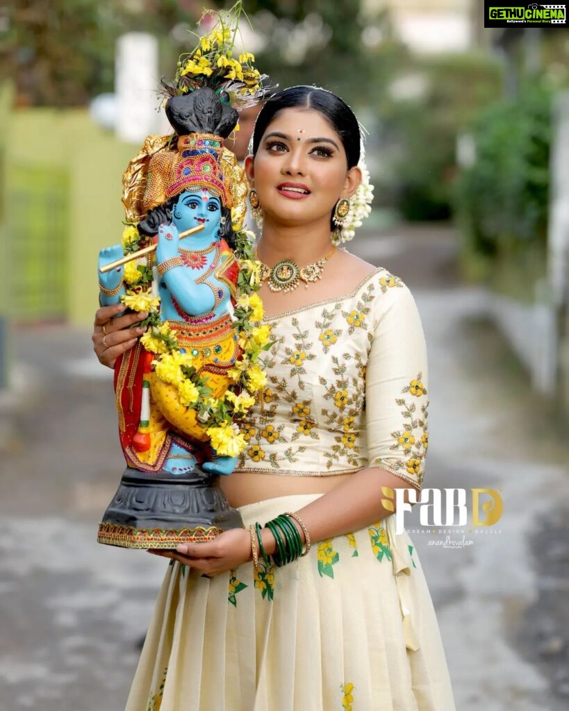 Vindhuja Vikraman Instagram - "എന്നുണ്ണി കണ്ണാ പൊന്നുണ്ണി കണ്ണാ നീയെന്തേ വന്നില്ല" Pic @anand_kovalam Mua @brides_of_vishu Outfit @fab.d.studio Trivandrum, India