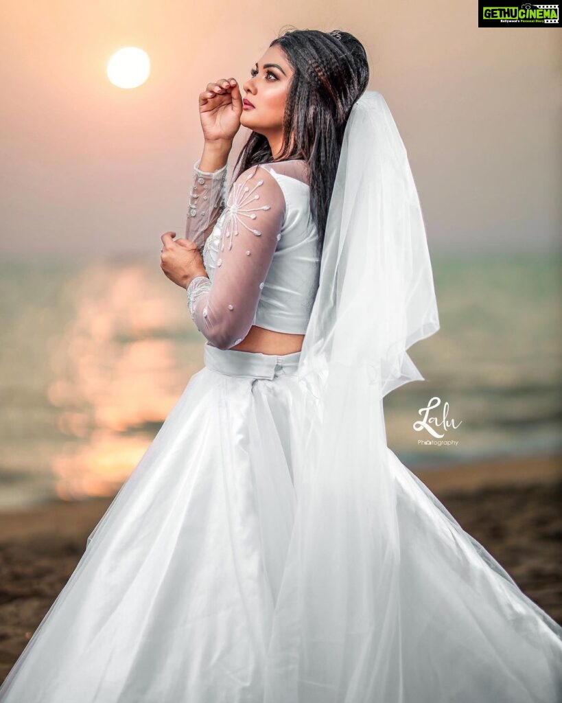 Vindhuja Vikraman Instagram - And they lived happily ever after….Amen!!!🤍🤍 Pic @_lalu_photography_ Mua @greenlife_divyarun Costume @nova_fashion_boutique_by_brind veli beach-trivandrum,kerala
