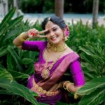 Vindhuja Vikraman Instagram - Bride💜 Pic @mojo_click Mua @karthika.nitheesh Blouse @ajithalavender Saree @karthika.nitheesh Jewelry @orangebeautycollection2022 Flower @blackgold_designingstudio Nails @dartistry.in AVOKI Resorts