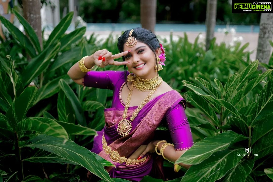 Vindhuja Vikraman Instagram - Bride💜 Pic @mojo_click Mua @karthika.nitheesh Blouse @ajithalavender Saree @karthika.nitheesh Jewelry @orangebeautycollection2022 Flower @blackgold_designingstudio Nails @dartistry.in AVOKI Resorts