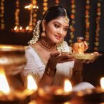 Vindhuja Vikraman Instagram - விளக்கு🎆 Pic @signature_by_nitheesh_boban Mua @brides_of_vishu Costume @_khaizah_ Ornaments @sreshta_makeover Decor by @redwineeventsofficial576 Thiruvananthapuram, Kerala, India