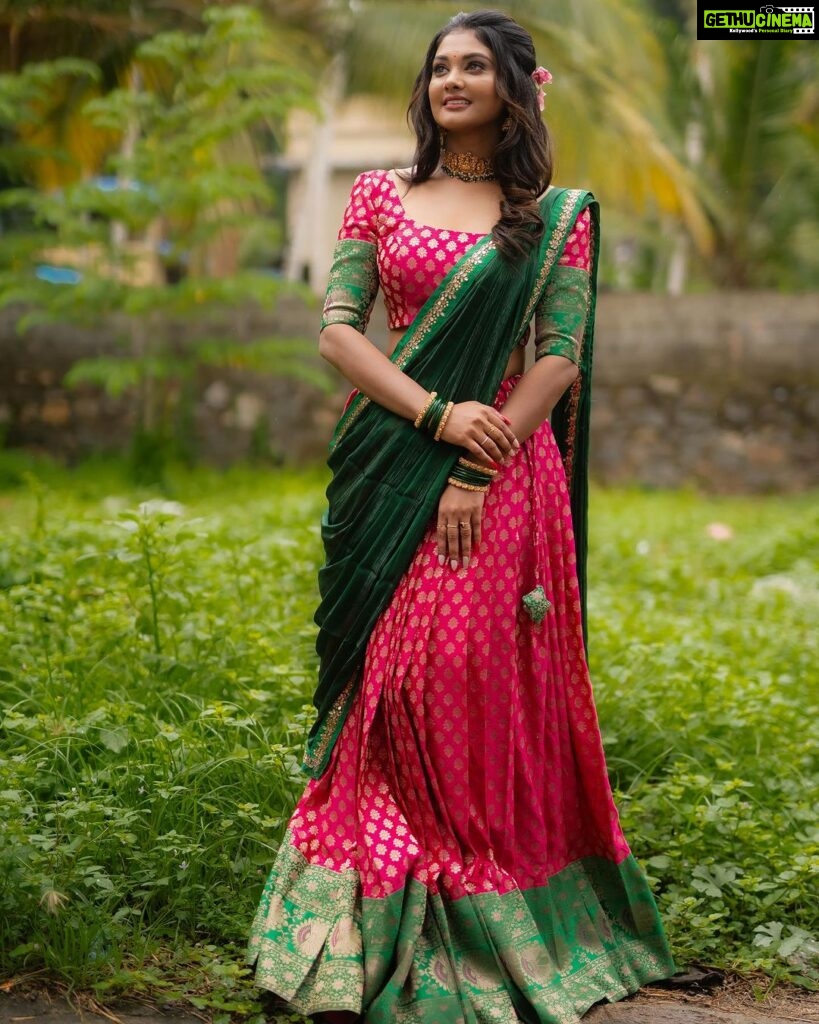 Vindhuja Vikraman Instagram - ദാവണി പെണ്ണ് ❤️ Pic @sarathsanilphotography Mua @brides_of_deepthi Costume @thanzscouture Jewellery @amyra_rental_jewels Nails @dartistry.in Thiruvananthapuram, Kerala, India