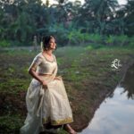 Vindhuja Vikraman Instagram - 'സഹ്യസാനു ശ്രുതി ചേര്‍ത്തുവെച്ച മണിവീണയാണൻ്റെ കേരളം നീലസാഗരമതിൻ്റെ തന്ത്രിയിലുണര്‍ത്തിടുന്ന സ്വരസാന്ത്വനം' കേരളപ്പിറവി ആശംസകൾ🌸🌸 Pic @_lalu_photography_ 📸 Mua @greenlife_divyarun Costume @nova_fashion_boutique_by_brind Ornaments @greenlife_divyarun Nails @dartistry.in തിരുവനന്തപുരം