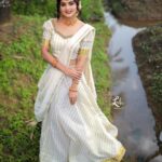 Vindhuja Vikraman Instagram - 'കേരളം കേരളം കേളികൊട്ടുയരുന്ന കേരളം കേളീകദംബം പൂക്കും കേരളം കേര കേളി നടനമാം എൻ കേരളം ' കേരളപ്പിറവി ആശംസകൾ 🌼🌼 Pic @_lalu_photography_ 📸 Costume @nova_fashion_boutique_by_brind 👗 Mua @greenlife_divyarun 💄 Styling @brind_aarun Ornaments @greenlife_divyarun Nails @dartistry.in 💅 Trivandrum, India