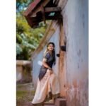 Vindhuja Vikraman Instagram - "മാലേയം മാറോടലിഞ്ഞും മൈക്കണ്ണിൽ മാമ്പൂ വിരിഞ്ഞും നെഞ്ചിൽക്കുതിർന്നാടും പൊന്നിന്നാട ഒന്നൊന്നായഴിഞ്ഞും.........." Pic @kcapturess Mua @soniyamakeoverstudio Costume @aiyra_eira Jewelry @magmatvm Nails @dartistry.in Thiruvananthapuram, Kerala, India