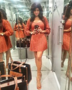 Vindhya Tiwari Instagram - This girl in the mirror is pure l❤️ve !!
I learned how to love me from my head down to my toes 🧚‍♀️