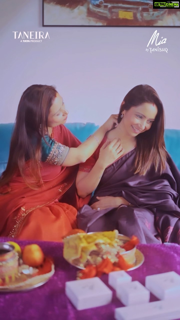 Vinny Arora Instagram - Embracing the unspoken bonds that light up our lives, this Karwachauth. π« Celebrating sisterhood with the sparkle of Miaβs Starburst collection, now with a festive discount of up to 20% !* ππππͺβ¨ And adorning the elegance of The Queenβs Collection by Taneira, with some amazing festive offers - because soul sisters deserve nothing but the best this festive season! ππ₯»β¨ #MiaByTanishq #TaneiraSarees #MiaForAll #ForTheStarInYou #HandcraftedSarees #KarwachauthSarees #Festive #MiaStarburst #QueensCollectionByTaneira