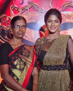Vinusha Devi Instagram - A great evening ❤️ #8thvijaytelevisionawards 

Outfit : @studio149 
Jewellery : @fineshinejewels 

#barathikannamma #kannamma #vinushadevi
