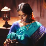 Vinusha Devi Instagram - காத்திருப்பதில் வலியோடு கலந்து ஒரு சுக உள்ளது ❣️ Ft @vinusha_devi Styled by @indu_ig Shot by @bhagathmakka Makeup @makeupbyvinushadevi Hairstylist @noormakeup_mehndi Jewellery @fineshinejewels #vinushadevi #kannamma #barathikannamma #photoshoot #80s #love #saree #instafashion