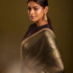 Vinusha Devi Instagram - Sathyabhaame 🤎 In frame : @vinusha_devi My laddu styled this beautiful look @indu_ig 🫰🏾❤️ look who shot this whole shoot working with this man after ages @padman_photography ✨ Outfit beautifully customised by @knotweddinghouse Mua : @makeupbyvinushadevi no doubt thats me 🙈❤️ Jewellery: @fineshinejewels ❤️ #sathyabhame #vinushadevi #barathikannamma
