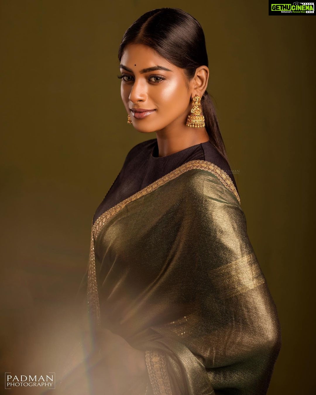 Vinusha Devi Instagram - Sathyabhaame 🤎 In frame : @vinusha_devi My laddu styled this beautiful look @indu_ig 🫰🏾❤️ look who shot this whole shoot working with this man after ages @padman_photography ✨ Outfit beautifully customised by @knotweddinghouse Mua : @makeupbyvinushadevi no doubt thats me 🙈❤️ Jewellery: @fineshinejewels ❤️ #sathyabhame #vinushadevi #barathikannamma