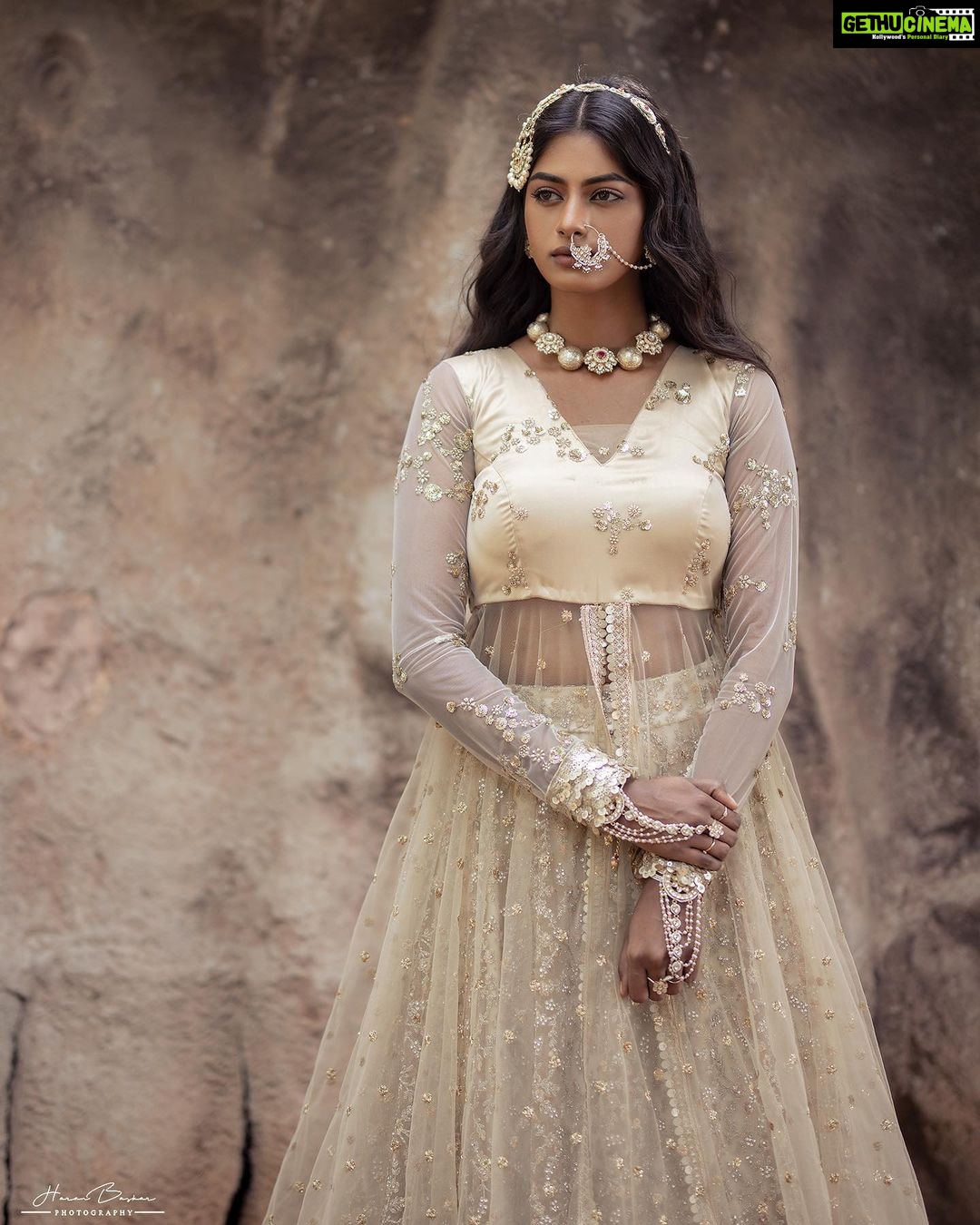 Vinusha Devi Instagram - BE YOUR OWN DREAMCATCHER ✨ Shot by @haran_official_ Outfit @studio149 Jewellery @fineshinejewels Mua @makeupbyvinushadevi #vinushadevi #barathikannamma #kannamma #deewanimastani #deewani #photoshoot