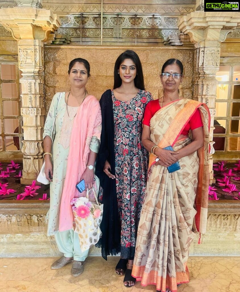 Vinusha Devi Instagram - My kutti azhagana family ❤️ #twopillarsofmylife #vinushadevi #sujima #babyma