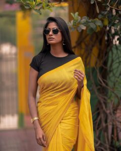 Vinusha Devi Instagram - Manjal veyil malaiyilea ✨

Inframe : @vinusha_devi 
Styling : @indu_ig 
Earrings : @adorebypriyanka 
Shot by : @haran_official_ 

#vinushadevi