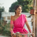 Vinusha Devi Instagram - கறைகள் அண்டாத காற்றும் தீண்டாத மனதுக்குள் எப்போது நுழைந்திட்டாய்…🙈❤️ Shot by @haran_official_ Dhavani @ivalinmabia #vinushadevi #dhavani #photoshoot #reelsinstagram