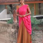 Vinusha Devi Instagram - கறைகள் அண்டாத காற்றும் தீண்டாத மனதுக்குள் எப்போது நுழைந்திட்டாய்…🙈❤️ Shot by @haran_official_ Dhavani @ivalinmabia #vinushadevi #dhavani #photoshoot