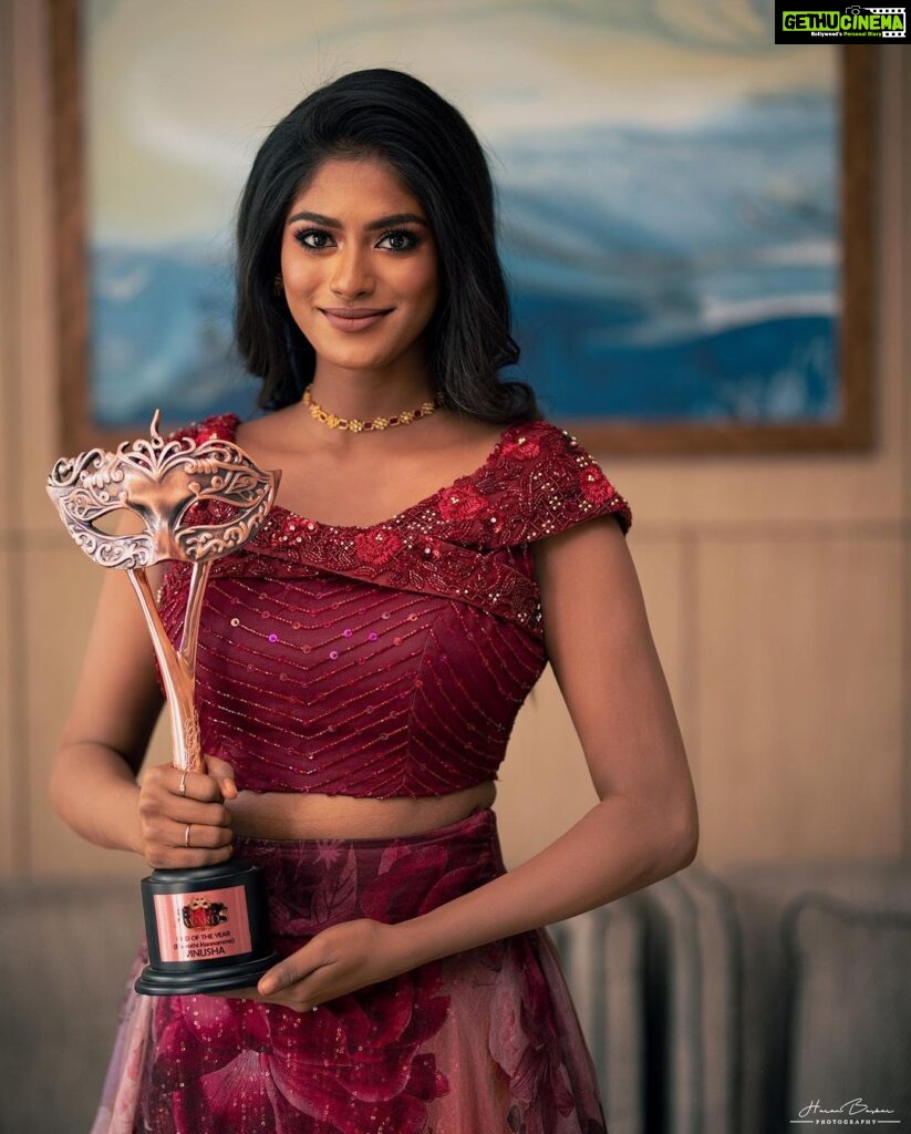Vinusha Devi Instagram - 'Best Find- Vijay Television Awards-2022' Nothing short of a dream! 🥺 When I was called on the dias to receive the award from none other @praveen.bennett Sir, all I had in my heart was gratitude and only gratitude. Gratitude towards the audience who accepted me whole heartedly as Kannamma, Gratitude towards @globalvillagers our producer ‘venkatesh’ sir and @vijaytelevision whole team who trusted me with the character and let me live Kannamma in my way & last but not the least, heartful gratitude towards @praveen.bennett Sir who found me, mentored me, moulded me and made me believe I could be Kannamma in a very graceful way. I've put my heart and soul to fit myself as Kannamma and extremely happy that the Channel has rewarded me with a prestigious award within a really short span. I'm taking this as a recognition as well as a motivation to step further and work hard to give the best of the best to the audience who have accepted me on screen! Thankyou could be a small word, but it's filled all over heart! ♥️♥️♥️ I wanted to speak all this on the stage, but it was an extremely emotional moment that my eyes were welled up completely out of happiness and gratitude. THANK YOU SO MUCH ! 🧿❤️ With love, Vinusha Devi G Outfit : @studio149 Shot by : @haran_official_ #kannamma #barathikannamma #vijaytelevision #7thvijayteleawards #bestfindoftheyear