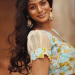 Vinusha Devi Instagram - Absolutely Loved my look for #vijaytelevisionawards - #preludeshow So cute & pretty outfit by @studio149 Accessories by @mspinkpantherjewel Photography by @haran_official_ Beautifully shot in a rustic place #vinushadevi #vijaytelevisionawards #preludeshow #bharathikannamma #kannamma