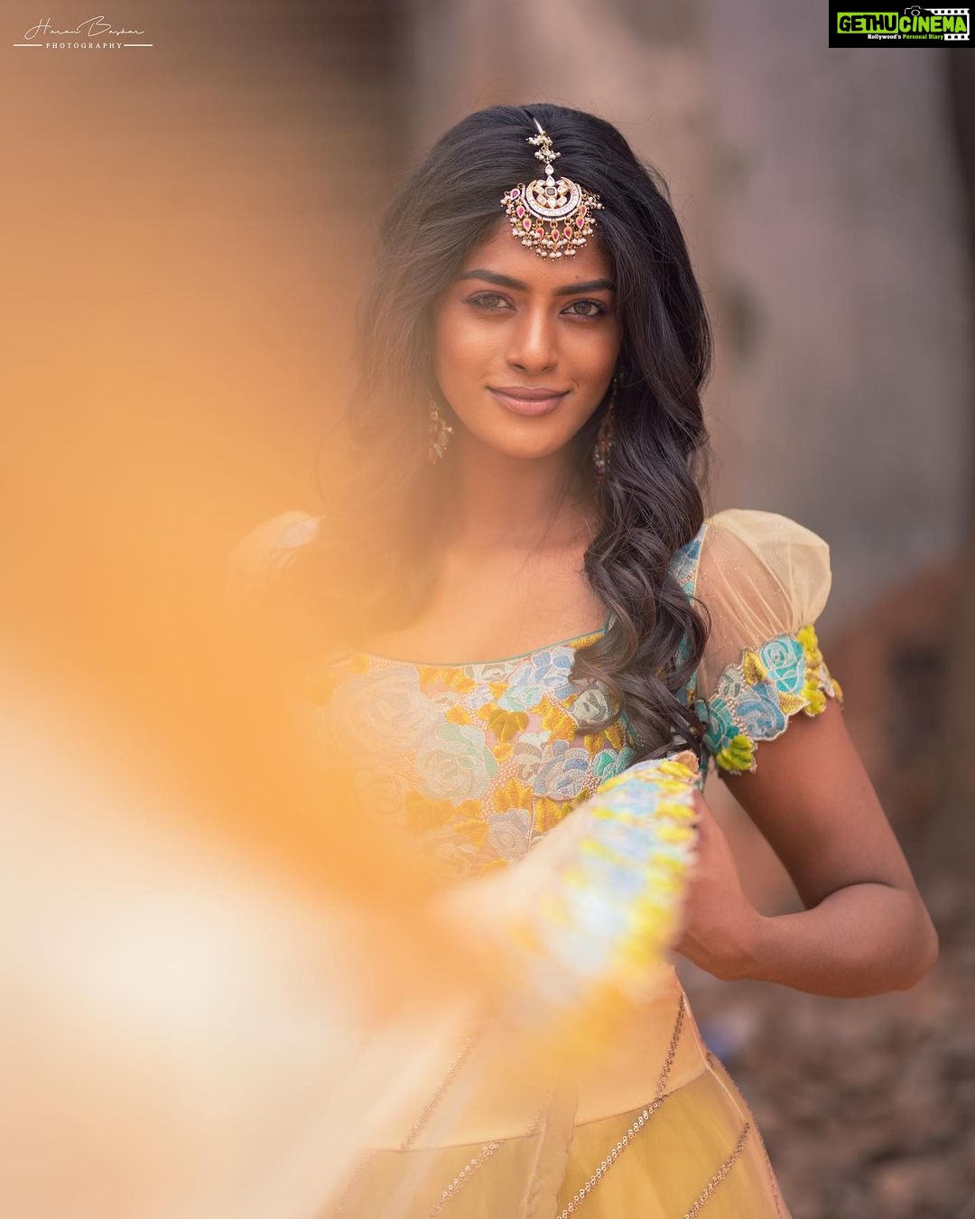 Vinusha Devi Instagram - Absolutely Loved my look for #vijaytelevisionawards - #preludeshow So cute & pretty outfit by @studio149 Accessories by @mspinkpantherjewel Photography by @haran_official_ Beautifully shot in a rustic place #vinushadevi #vijaytelevisionawards #preludeshow #bharathikannamma #kannamma