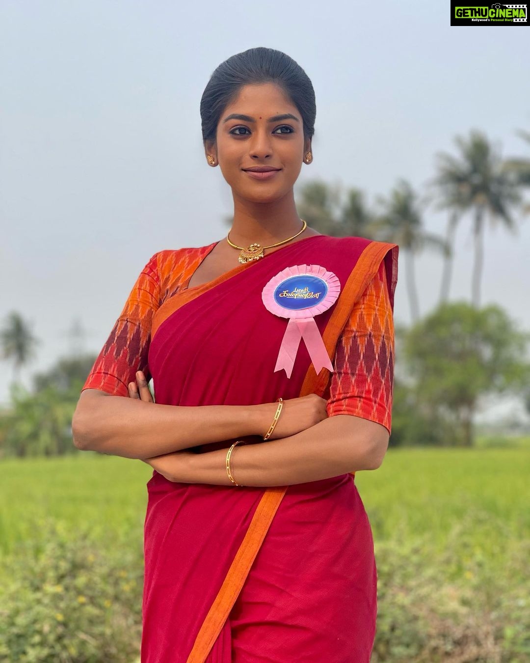 Vinusha Devi Instagram - Celebration started ❤️ Guess who captured these beautiful pictures for me 🤭 #vijaytelevisionawards #barathikannamma #promoshoot #vinushadevi #kannamma