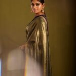 Vinusha Devi Instagram - Sathyabhaame 🤎 In frame : @vinusha_devi My laddu styled this beautiful look @indu_ig 🫰🏾❤️ look who shot this whole shoot working with this man after ages @padman_photography ✨ Outfit beautifully customised by @knotweddinghouse Mua : @makeupbyvinushadevi no doubt thats me 🙈❤️ Jewellery: @fineshinejewels ❤️ #sathyabhame #vinushadevi #barathikannamma