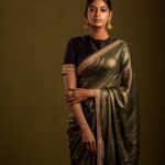 Vinusha Devi Instagram - Sathyabhaame 🤎 In frame : @vinusha_devi My laddu styled this beautiful look @indu_ig 🫰🏾❤️ look who shot this whole shoot working with this man after ages @padman_photography ✨ Outfit beautifully customised by @knotweddinghouse Mua : @makeupbyvinushadevi no doubt thats me 🙈❤️ Jewellery: @fineshinejewels ❤️ #sathyabhame #vinushadevi #barathikannamma