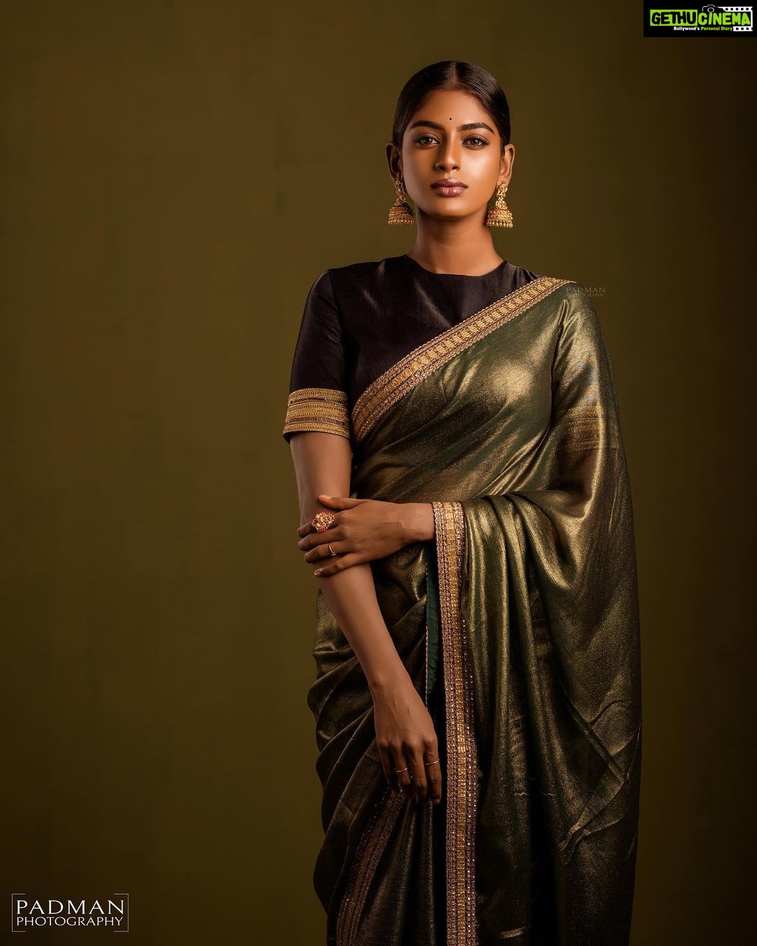 Vinusha Devi Instagram - Sathyabhaame 🤎 In frame : @vinusha_devi My laddu styled this beautiful look @indu_ig 🫰🏾❤️ look who shot this whole shoot working with this man after ages @padman_photography ✨ Outfit beautifully customised by @knotweddinghouse Mua : @makeupbyvinushadevi no doubt thats me 🙈❤️ Jewellery: @fineshinejewels ❤️ #sathyabhame #vinushadevi #barathikannamma