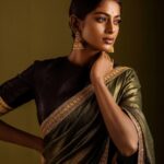 Vinusha Devi Instagram - Sathyabhaame 🤎 In frame : @vinusha_devi My laddu styled this beautiful look @indu_ig 🫰🏾❤️ look who shot this whole shoot working with this man after ages @padman_photography ✨ Outfit beautifully customised by @knotweddinghouse Mua : @makeupbyvinushadevi no doubt thats me 🙈❤️ Jewellery: @fineshinejewels ❤️ #sathyabhame #vinushadevi #barathikannamma