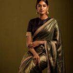 Vinusha Devi Instagram - Sathyabhaame 🤎 In frame : @vinusha_devi My laddu styled this beautiful look @indu_ig 🫰🏾❤️ look who shot this whole shoot working with this man after ages @padman_photography ✨ Outfit beautifully customised by @knotweddinghouse Mua : @makeupbyvinushadevi no doubt thats me 🙈❤️ Jewellery: @fineshinejewels ❤️ #sathyabhame #vinushadevi #barathikannamma