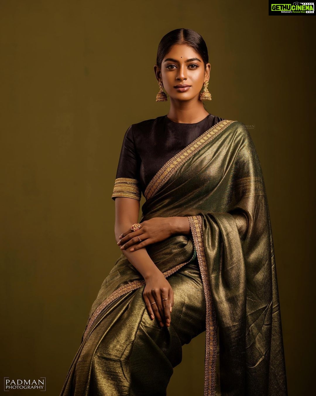 Vinusha Devi Instagram - Sathyabhaame 🤎 In frame : @vinusha_devi My laddu styled this beautiful look @indu_ig 🫰🏾❤️ look who shot this whole shoot working with this man after ages @padman_photography ✨ Outfit beautifully customised by @knotweddinghouse Mua : @makeupbyvinushadevi no doubt thats me 🙈❤️ Jewellery: @fineshinejewels ❤️ #sathyabhame #vinushadevi #barathikannamma