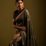 Vinusha Devi Instagram - Sathyabhaame 🤎 In frame : @vinusha_devi My laddu styled this beautiful look @indu_ig 🫰🏾❤️ look who shot this whole shoot working with this man after ages @padman_photography ✨ Outfit beautifully customised by @knotweddinghouse Mua : @makeupbyvinushadevi no doubt thats me 🙈❤️ Jewellery: @fineshinejewels ❤️ #sathyabhame #vinushadevi #barathikannamma