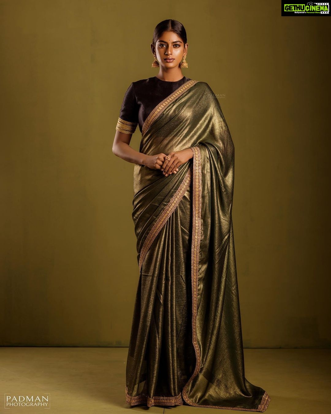 Vinusha Devi Instagram - Sathyabhaame 🤎 In frame : @vinusha_devi My laddu styled this beautiful look @indu_ig 🫰🏾❤️ look who shot this whole shoot working with this man after ages @padman_photography ✨ Outfit beautifully customised by @knotweddinghouse Mua : @makeupbyvinushadevi no doubt thats me 🙈❤️ Jewellery: @fineshinejewels ❤️ #sathyabhame #vinushadevi #barathikannamma